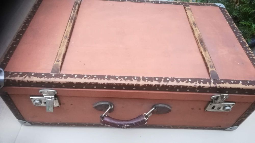 Diplomat fara cheie și tablou pânza