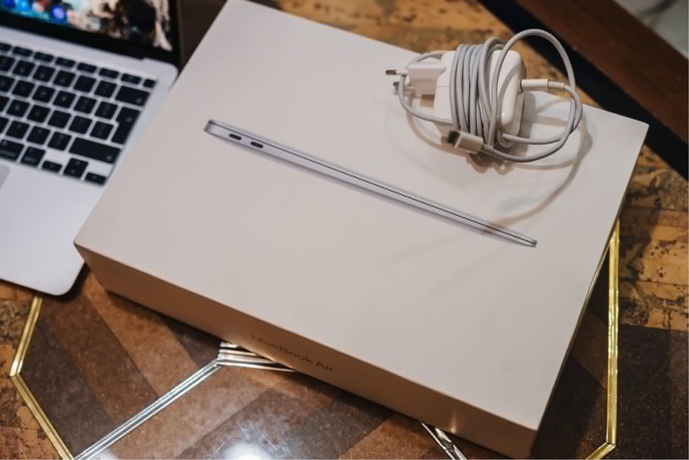 Apple Macbook 13 M1 8GB RAM / 256SSD