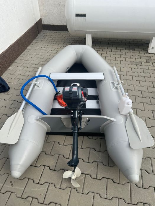 Barca gonflabilă 2.30 m lungime +motor termic 3.5hp