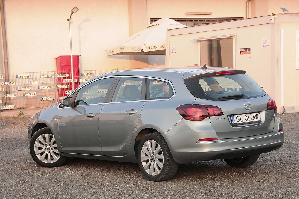 OPEL Astra J 2015 1.6CDTi 110 CP E6 6 trepte clima piele/textil, recent adus inmatriculat 06.2026 primul proprietar RO