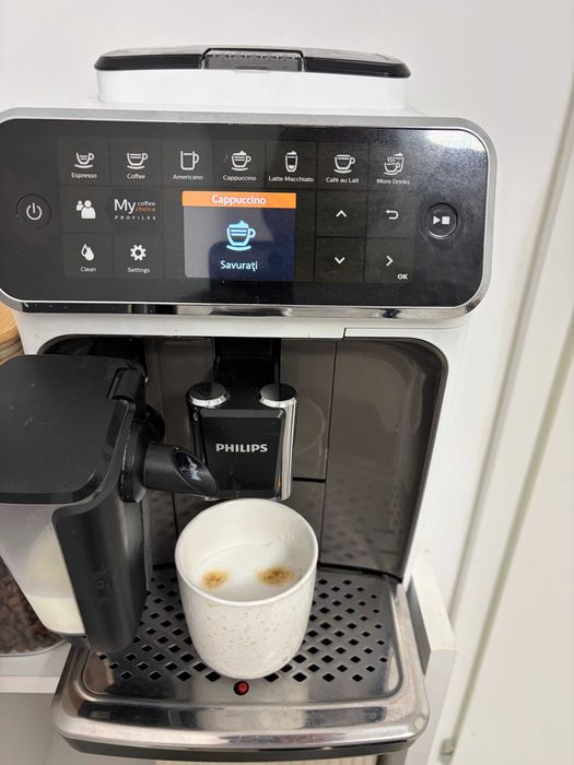 Espressor automat Philips Seria 5400 LatteGo, alb, perfect funcțional