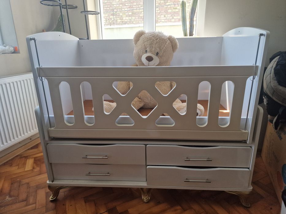 Бебешка кошара с люлеещ механизъм