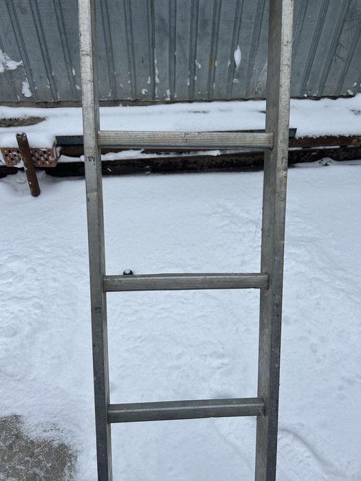 ! Продам хорошую лестницу !