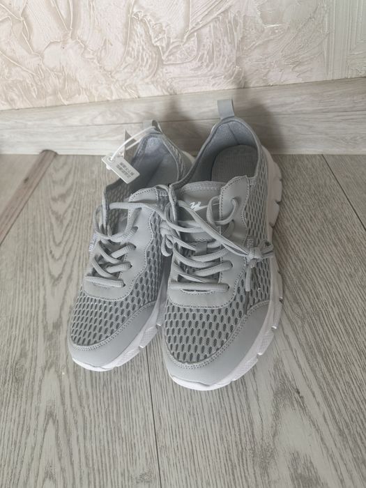 Кроссовки 40-41 размер