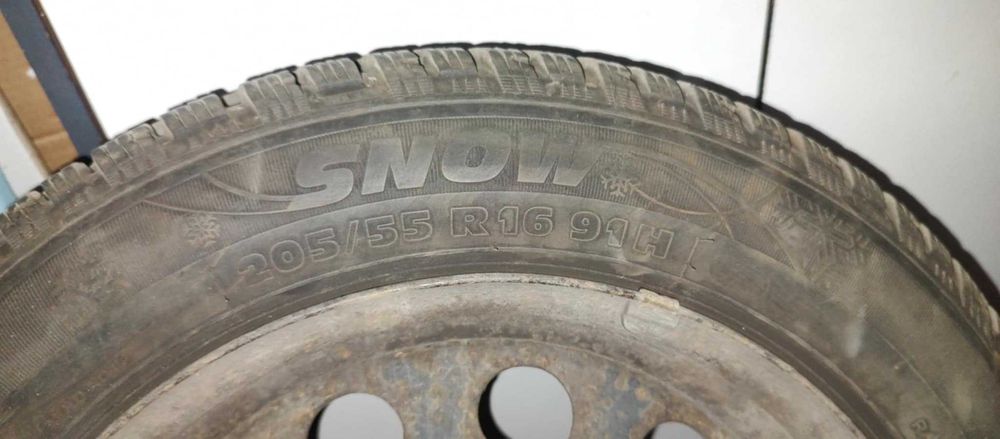 продавам 4 бр. зимни гуми 205/55/16 с метални джанти за БМВ 3