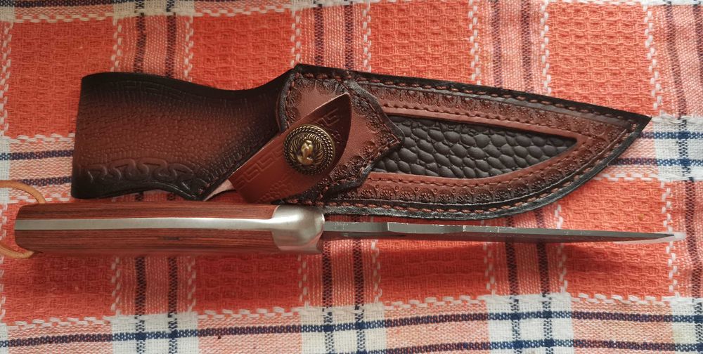 Ловен нож дамаска стомана сърцевина VG10 кожена кания