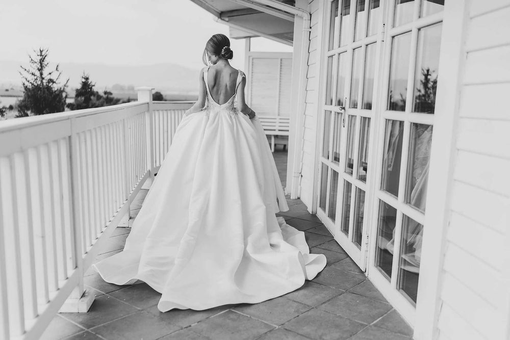 Дизайнерска Сатенена сватбена / булчинска рокля Eva Lendel + аксесоари