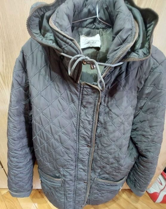 Scurtă dama cu glugă, potrivită pt mărimea  XL.