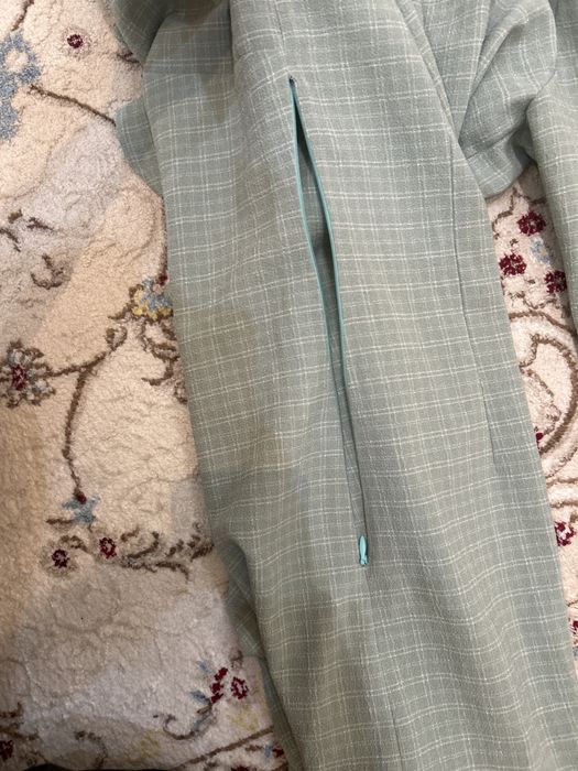 Красивое вечернее платье шалфейного цвета