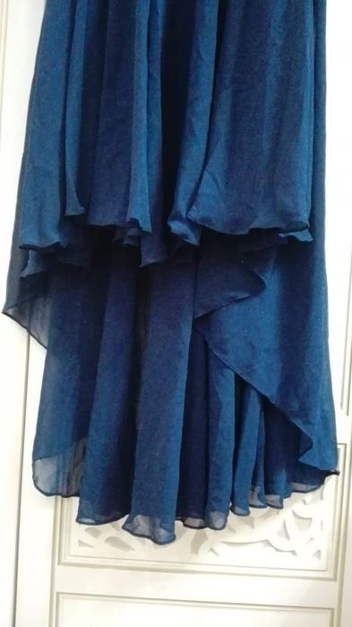 Красивое вечернее платье со шлейфом