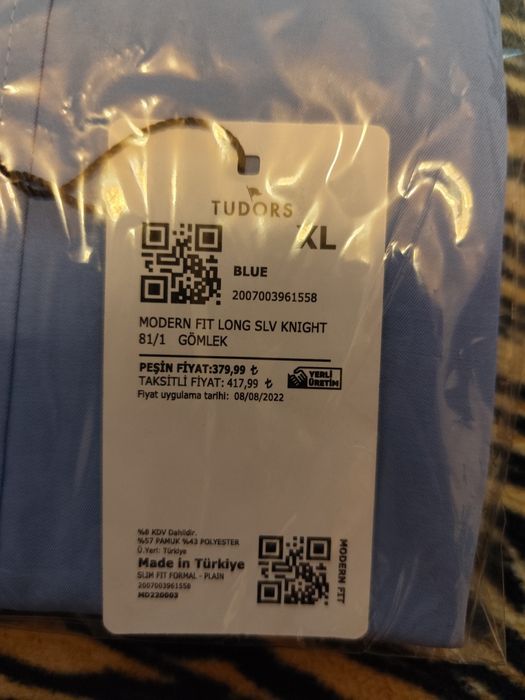 Рубашка брюки жилет куртка ботинки.