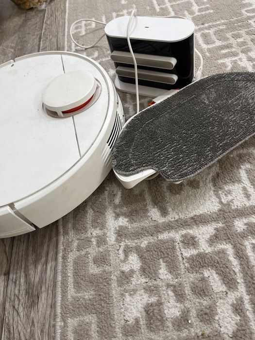 Пылесос робот работает и моет