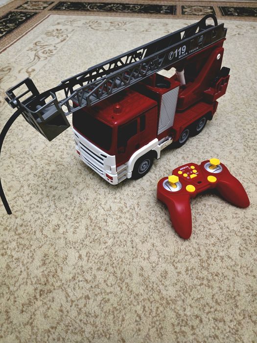 Машинки на пульте управления.