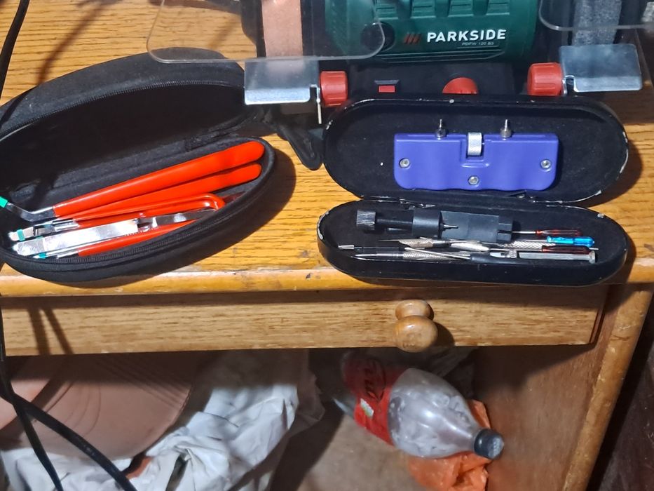 Сет за часовникари (в черната кутия със синия апарат):
​Син инструмент