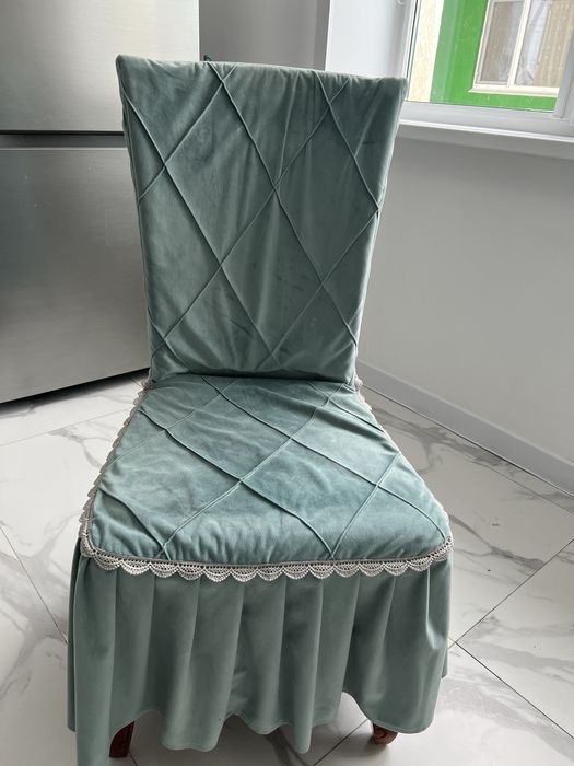 Большой стол со стульями