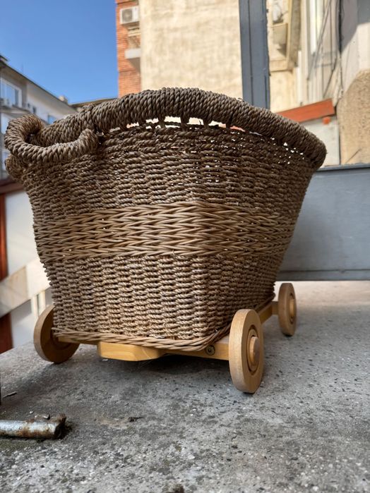 Стара ретро кошница на колела