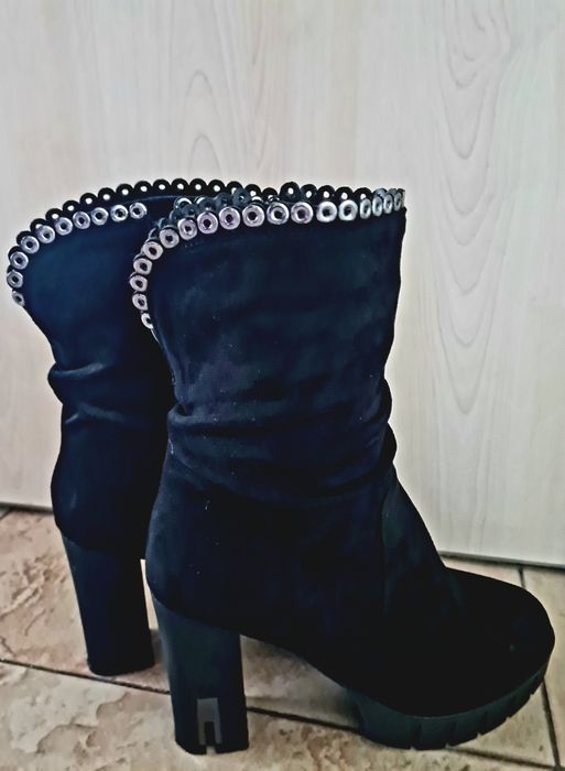 Дамски черни боти велур