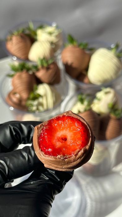 Клубника в шоколаде, финики в шоколаде