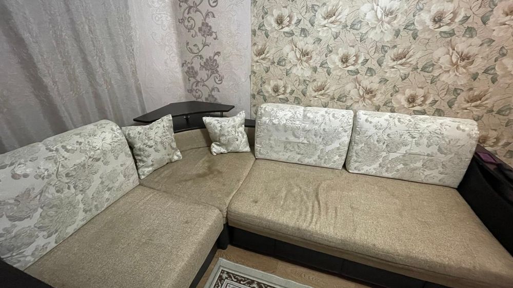 Продам угловой диван и прихожую.