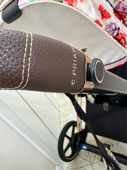 Бебешка количка Cybex Platinum E Priam 4 Rose Gold Spring Blossom Light с електрическо задвижване.