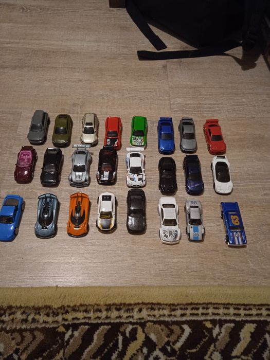 Продавам колички Hot wheels main line и silver series
