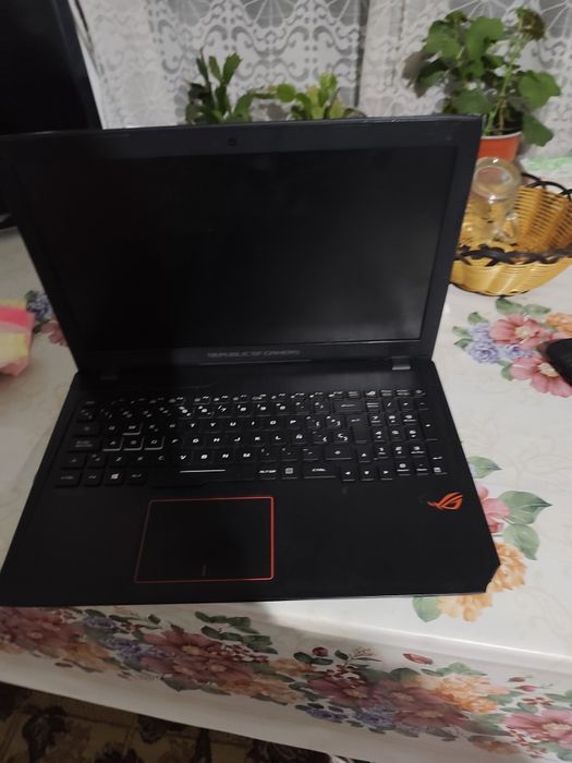 Vând leptop asus rog Strix cu i7700hq și  Gtx1050ti 4gb defect