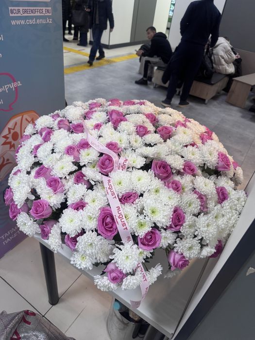 Цветы в корзине большой