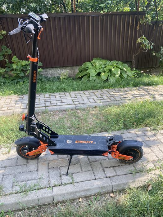 Vând Trotinetă electrică Kamicaze k1  Puterea motorului: 1000W Autonomie: 60KM Baterie: 48V 15Ah Viteza: 45Km/h