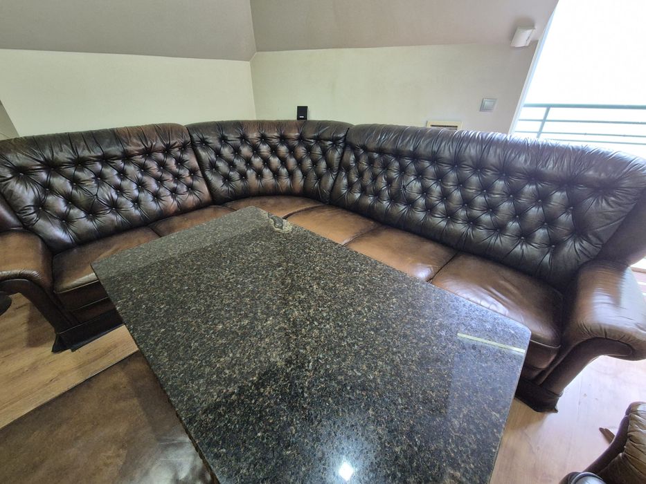 Честърфийлд от естествена кожа с маса за хол