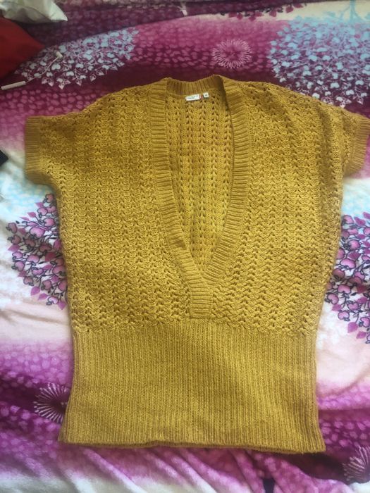 Versta galbena de femei