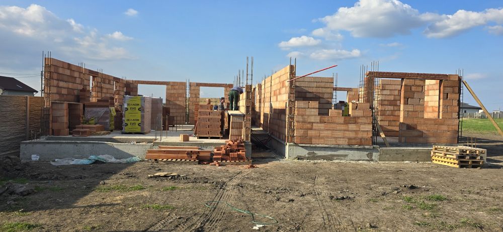 Construcții case la rosu