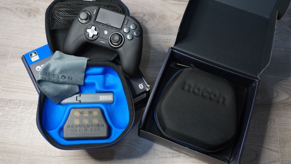 Controller Nacon Revolution Unlimited Pro pentru PlayStation 4 și PC