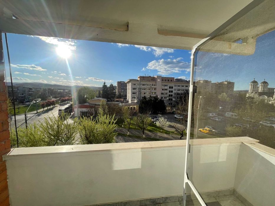 Inchiriez apartament cu 2 camere, zona centrala