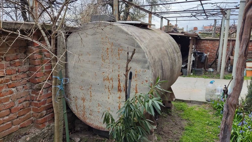 метална цистерна - резервоар 2 куб. м.