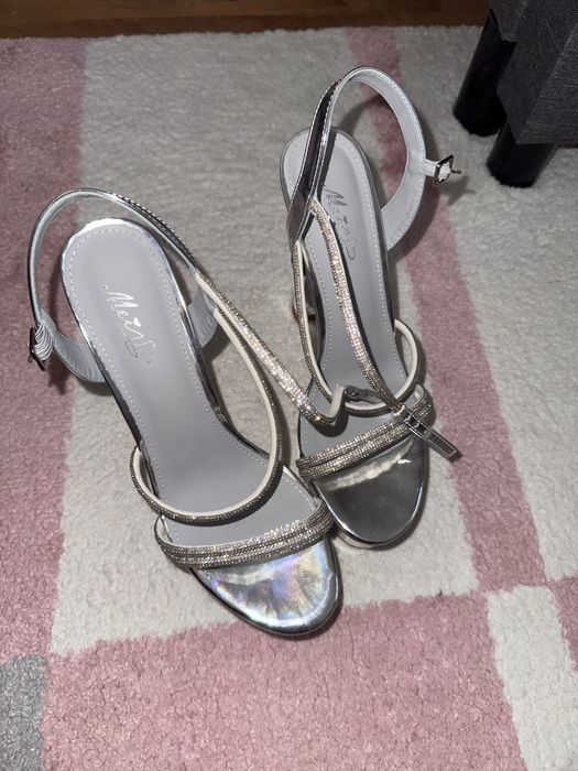 Високи токчета сребристи