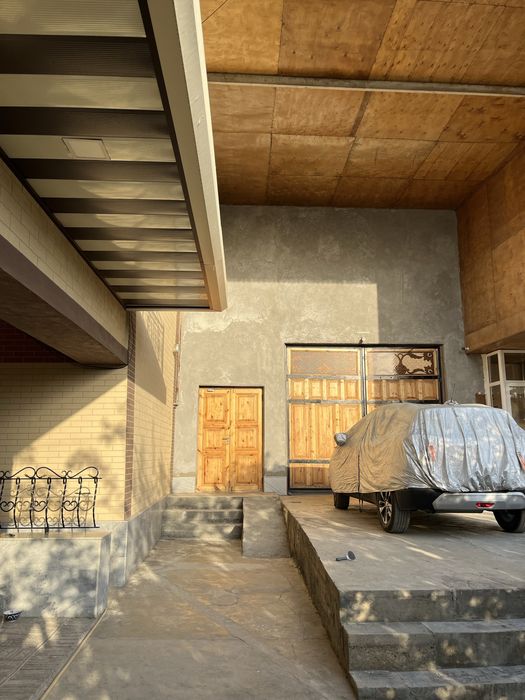 Каттакон ҳовли сотилади. Икки қаватли, жуда мустаҳкам қурилган. Фудаме