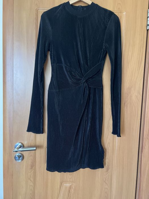 Елегантна черна рокля Guess, размер S