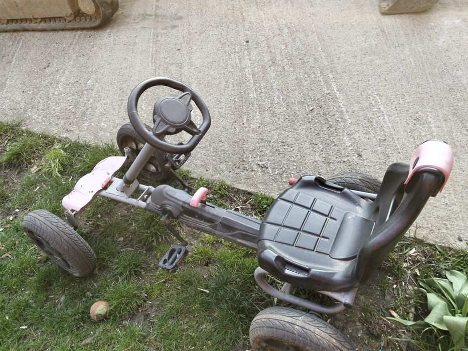 Kart cu pedale, pentru copii  cu greutate pana la 50 kg.