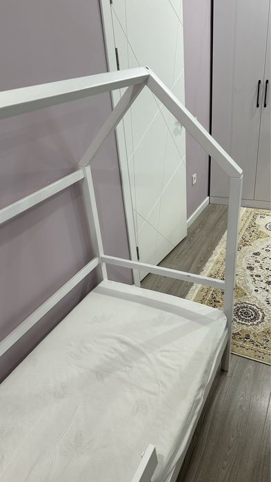 Детский домик кроватка с матрасом
