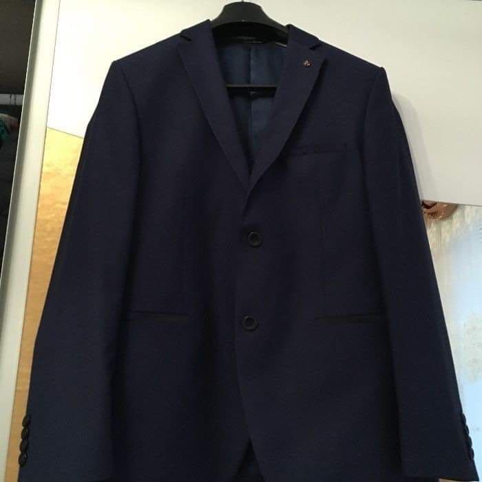 Мъжки официален костюм.