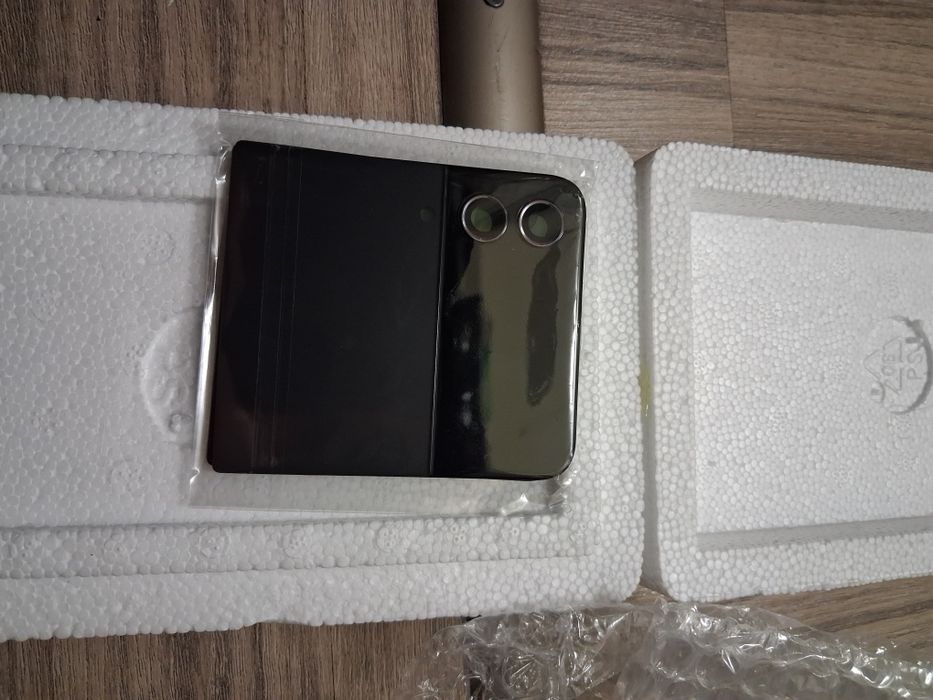 Samsung Z Flip 4 внешний экран и нижняя крышка
