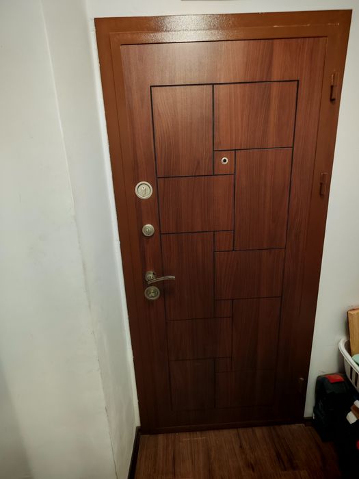 Външна врата запазена