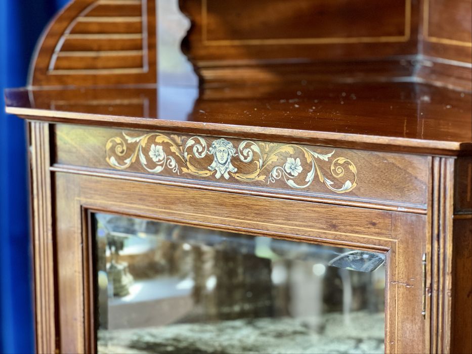 Colțar vitrină din lemn masiv, piesă de mobilier de epocă, datând din secolul XIX