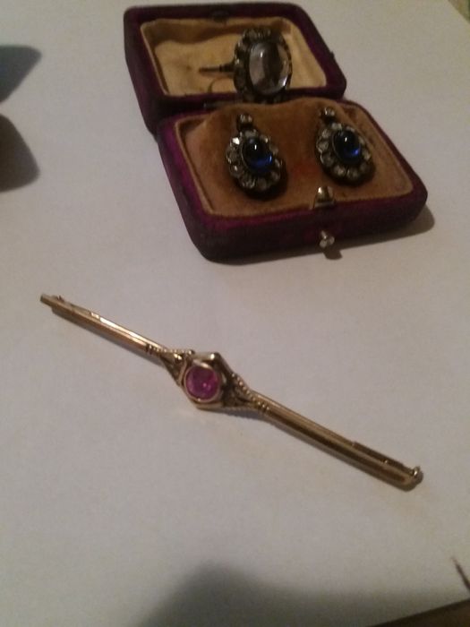 Bijuterii perioada interbelica,poanson "cap lupoaica"aur 14k cu diaman