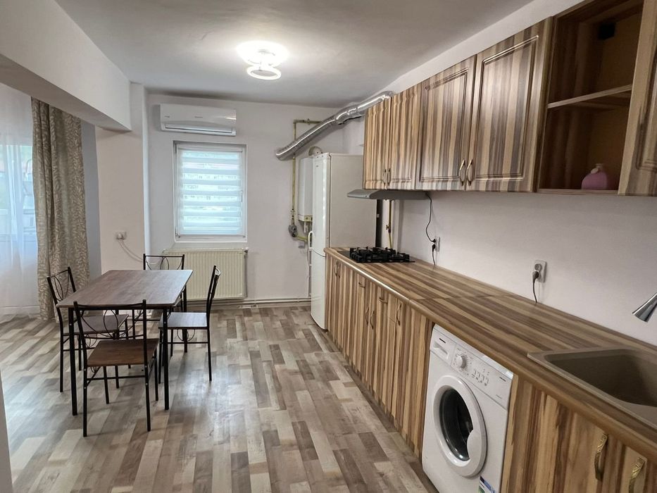 Apartament trei camere ultra central de închiriat