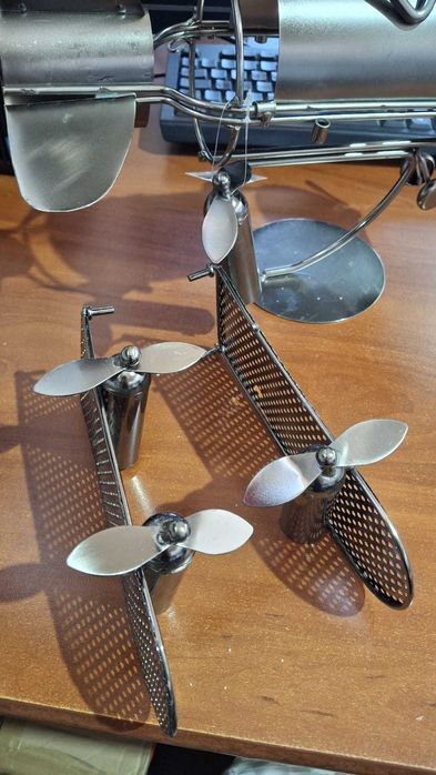 Suport vin decorativ, model cuplu in avion, argintiu