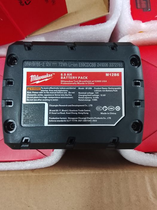 2 buc Baterii Milwaukee de 12 v- 6a Noi
