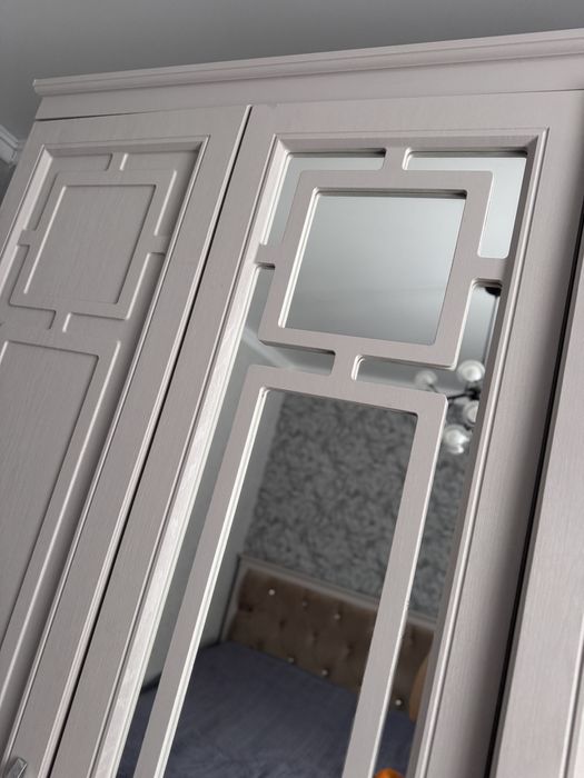 Шкаф и комод с зеркалом