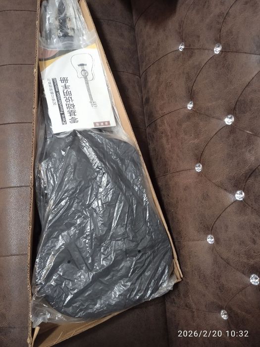 Akustik _gitara. Razmer_41
Rangi qora. Mantiviy.
Sozi yaxshi
2ta zapas