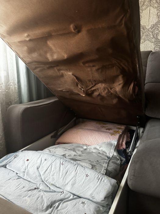 Продам угловой диван с пуфиком